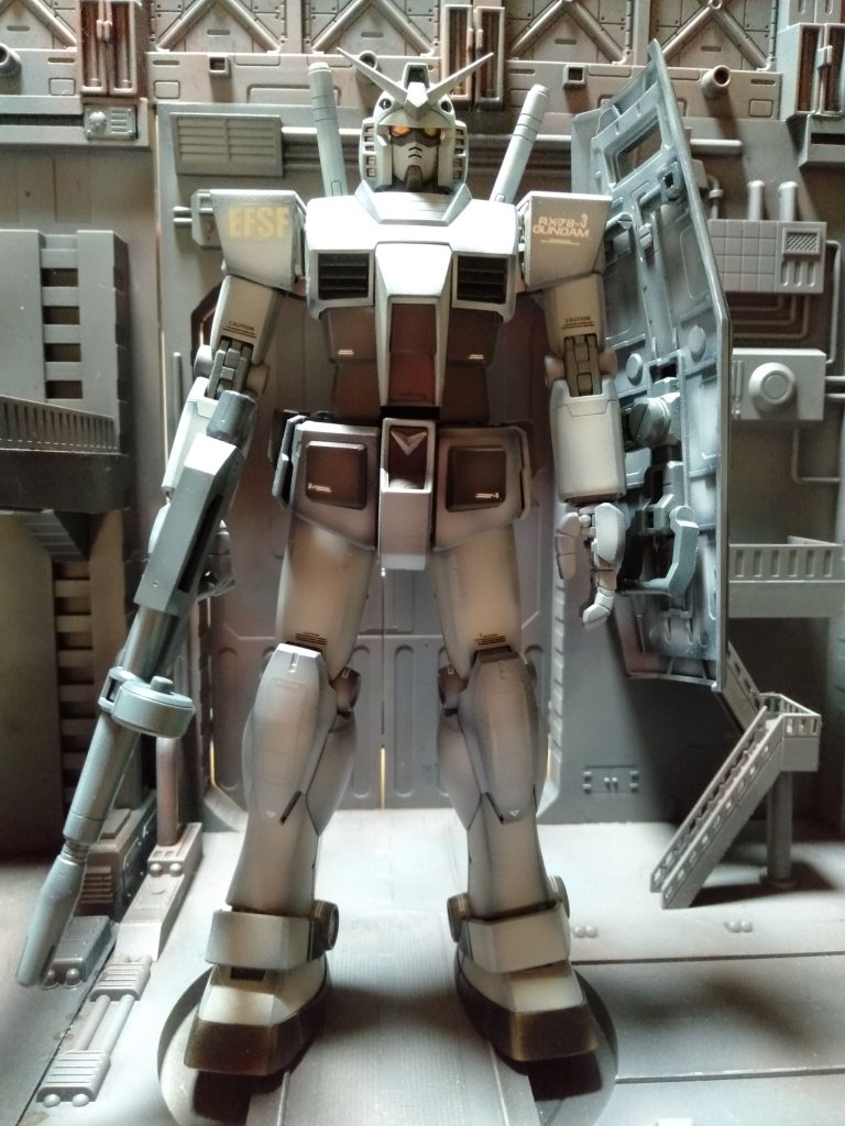 塗装は、デカールのホワイトをはっきりさせたかったのもありますが、元々”大河原邦男”先生のイラストでは、ガルグレーじみた印象を感じ取ったので、そのように表現しました。　　　　　　　　　　　　ガルグレー系の３色を使ってます、アメリカ空軍の。　　　　　　　　　黒い部分は、カーボン、スモークグレーで立ち上げてます。