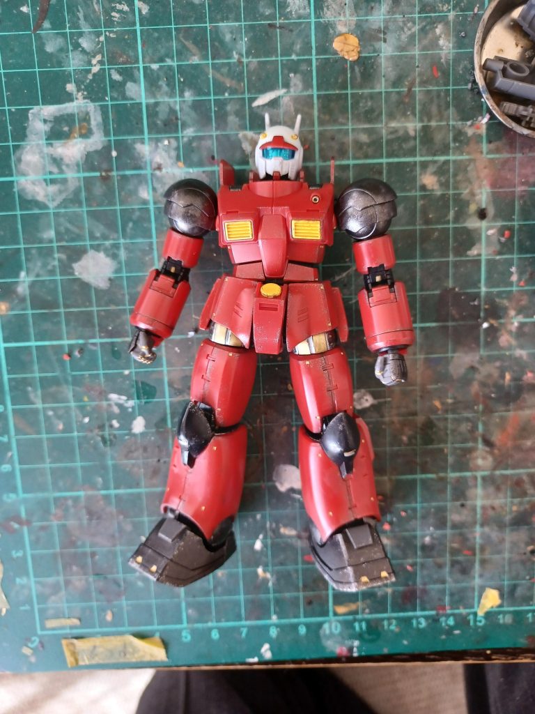 人間でいう所の股関節が金色に塗られているのが分かると思いますが、違和感がありましたので、ここも何やら黒鉄色に塗られてしまいました。