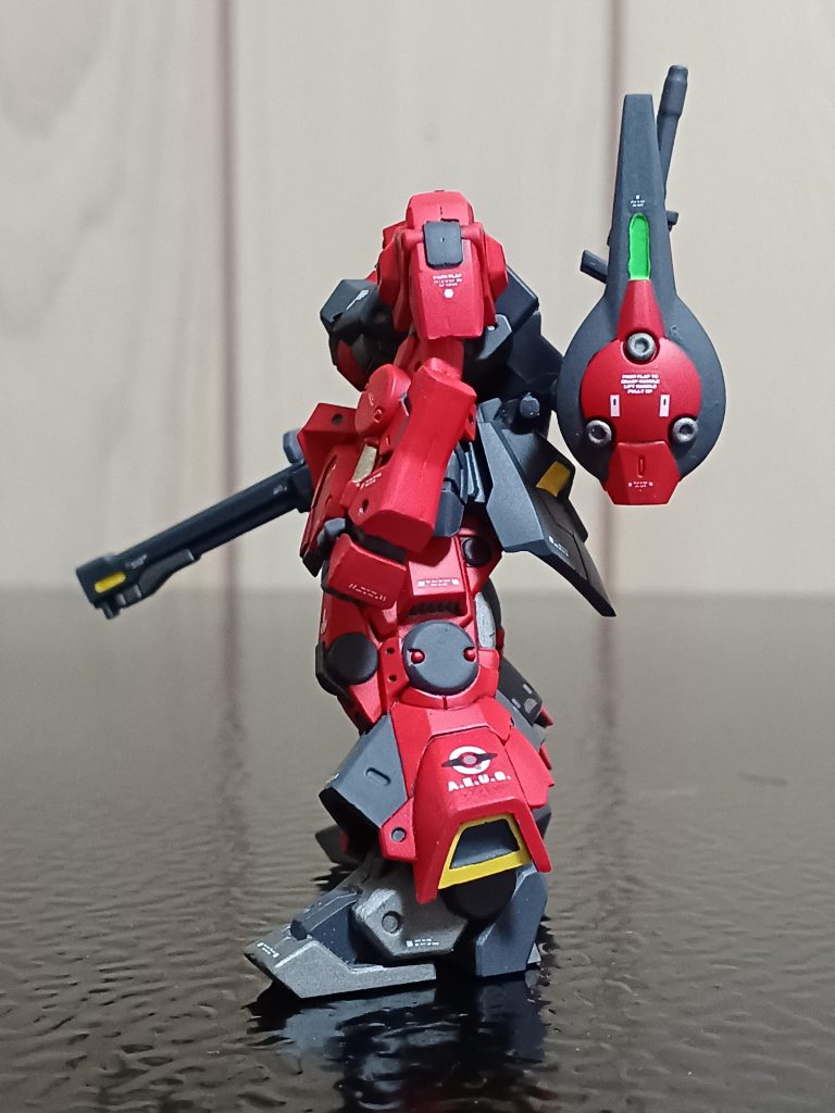 今回、再作成と言うことで一部カラーリングやデカールを変更してみました。まったく同じだとつまらない気がして変更してみました(gundam-kao6)黒リックディアスもいつか組もうと思ってますが、黒い三連星の06Rが大変だったので、同じキットは息抜きの際が良いかな～。