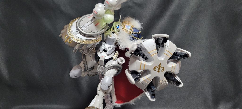 ちょっとしたポージングにもマントで迫力が出たりでなかったり笑