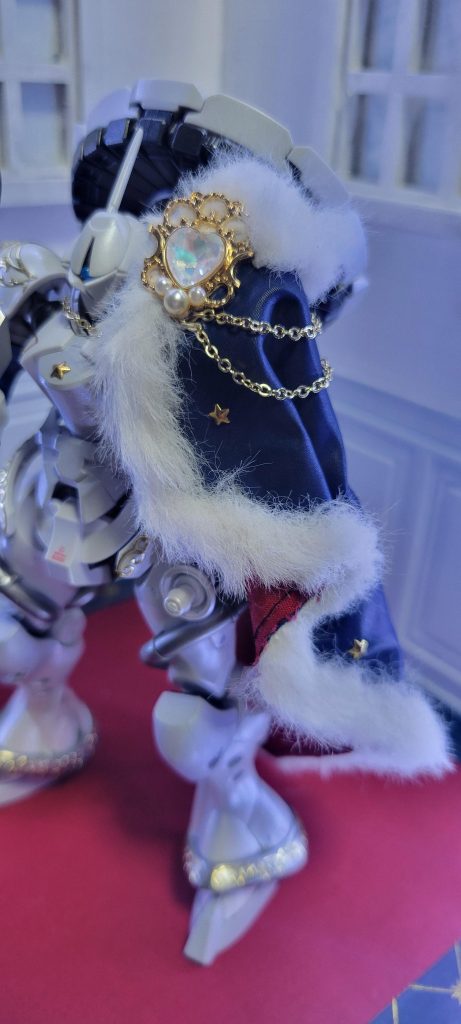 やはり1番手をかけたのはマントですね。画像でしか判断できないので己の目で素材を見極めました。紺色のところはポリエステルタフタという生地で裏の赤色の布はマットなブロード生地を使いました。また、装飾類はAmazonで探し、マントのフサフサは100均のものを使いました。