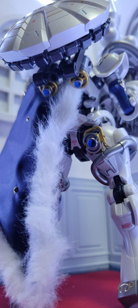 スラスターです。周りは主に金色で塗装し、バーニアはシルバー、中はガイアノーツの蛍光ブルーを使いました。やはりGQuuuuuuxの後ろ姿は見応えありますね笑