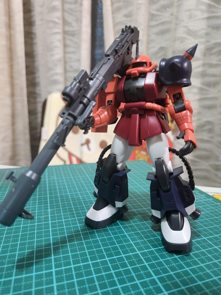 ミキシング時点の様子その1。本当は黒い三連星ザクを塗装するだけにしたかったんですが色々とトラブルがあって泣く泣く未組立のシャアザクとのミキシングに(本当はシャアザクを塗装して高機動型じゃない方のジョニザクも作りたかった)…今更だけど脚部にカバー付いてないから後期型のジョニザクとちょっと違うやんけ!ってのは許してくださいまし〜ちなみにモノアイはシールだと味気ないので…改造でよく見るピンバイスで凹みを付ける→ダイソーで買ったジュエルシール(ネイルとかに使うやつ)を貼り付ける形にしました。