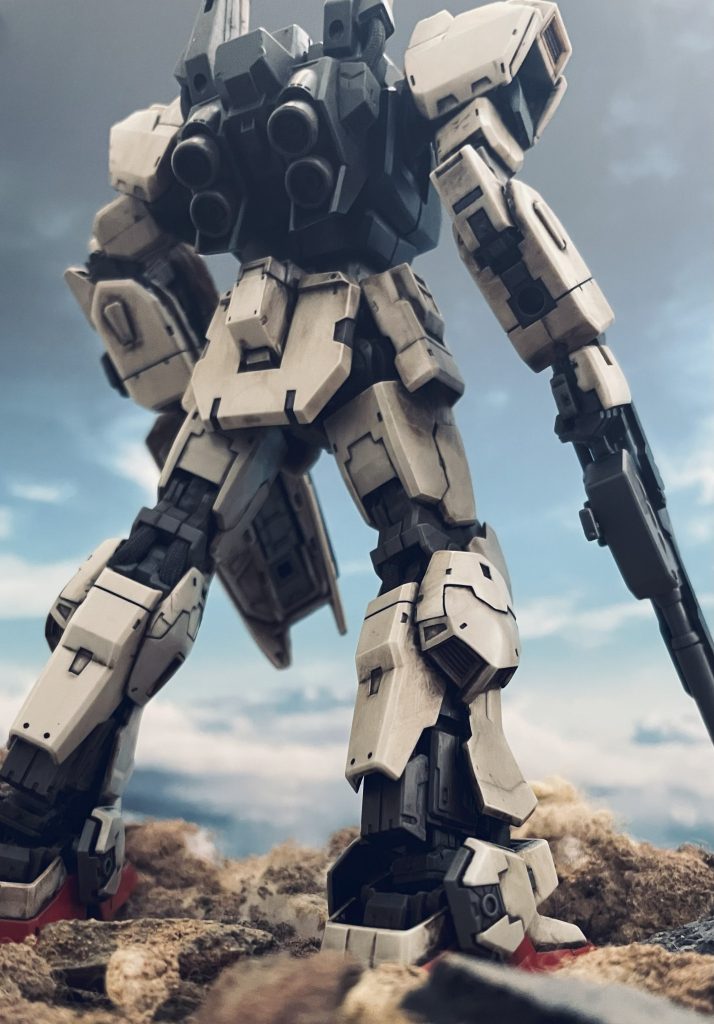 背面です。ムーバブルフレームの表現が巧みなキットと思います。特に足首が気に入っています。