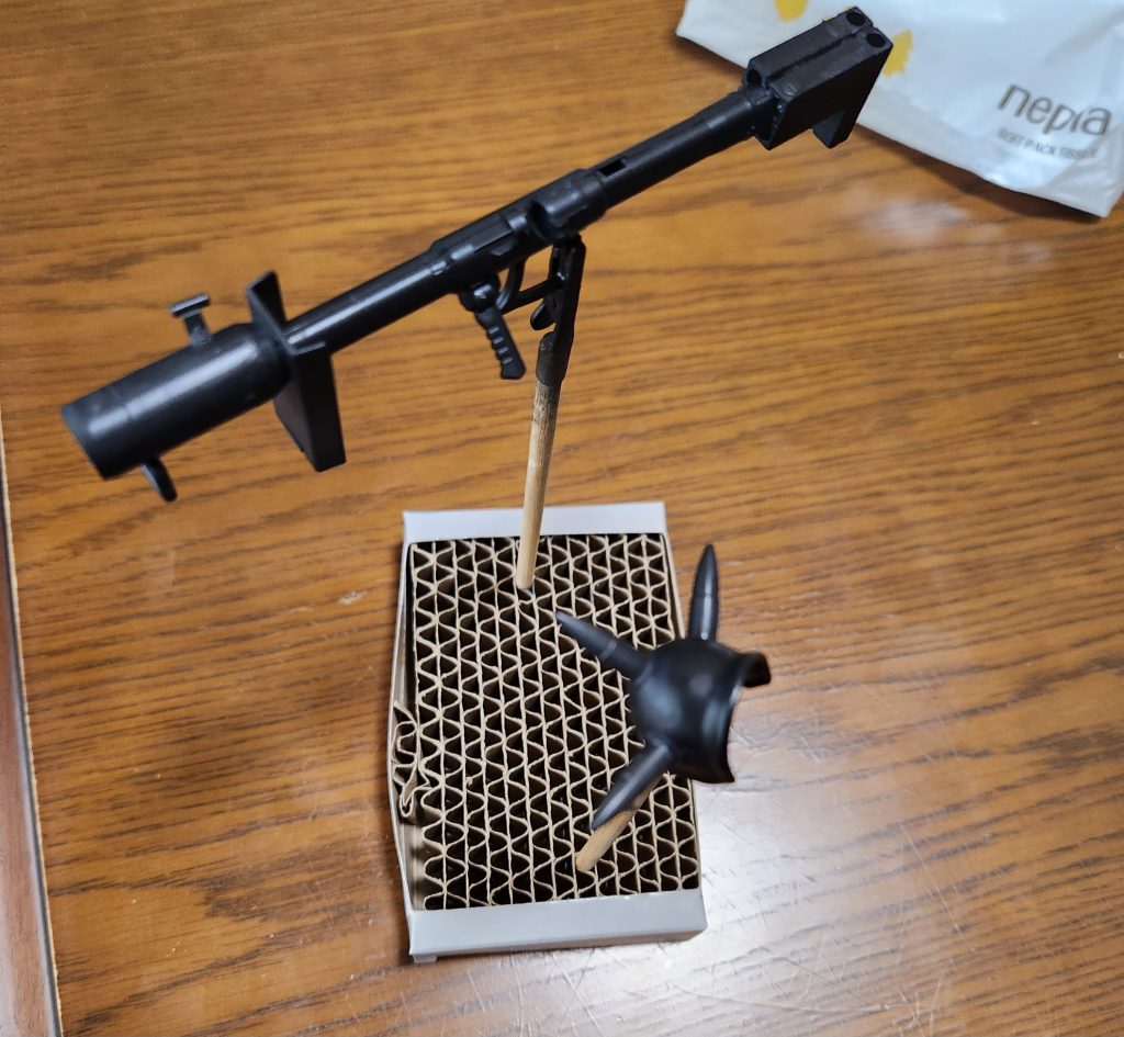 ミキシング時点の様子その2。ジャイアント・バズ、本当は先に1個作ってたんですがパテを盛りすぎた結果大変なことになったので残り1本のザクバズーカを泣く泣く改造してそれっぽくしました。また、スパイクアーマーもパテで最初盛って尖らせたんですがコレジャナイ感があったので全部切り飛ばしてボールデンアームズより移植しました(少し切って短くして尖らせても良かったかも)。