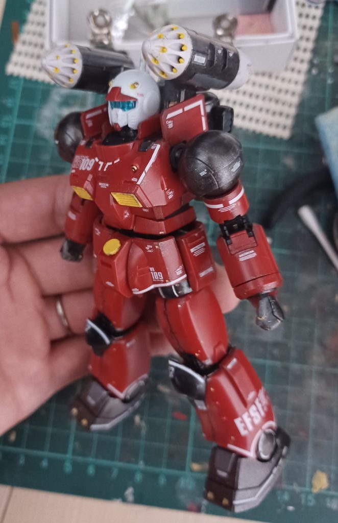 しかし手先が不器用な私は筆でラインを上手く描けず、失敗してしまいました。それを溶剤で消した翌日の事でありました。腕と股のパーツが南極の氷河のように、火山の噴火で割れる大地のように、踏まれた板チョコのように取り返しのつかない程に割れてしまったのであります。