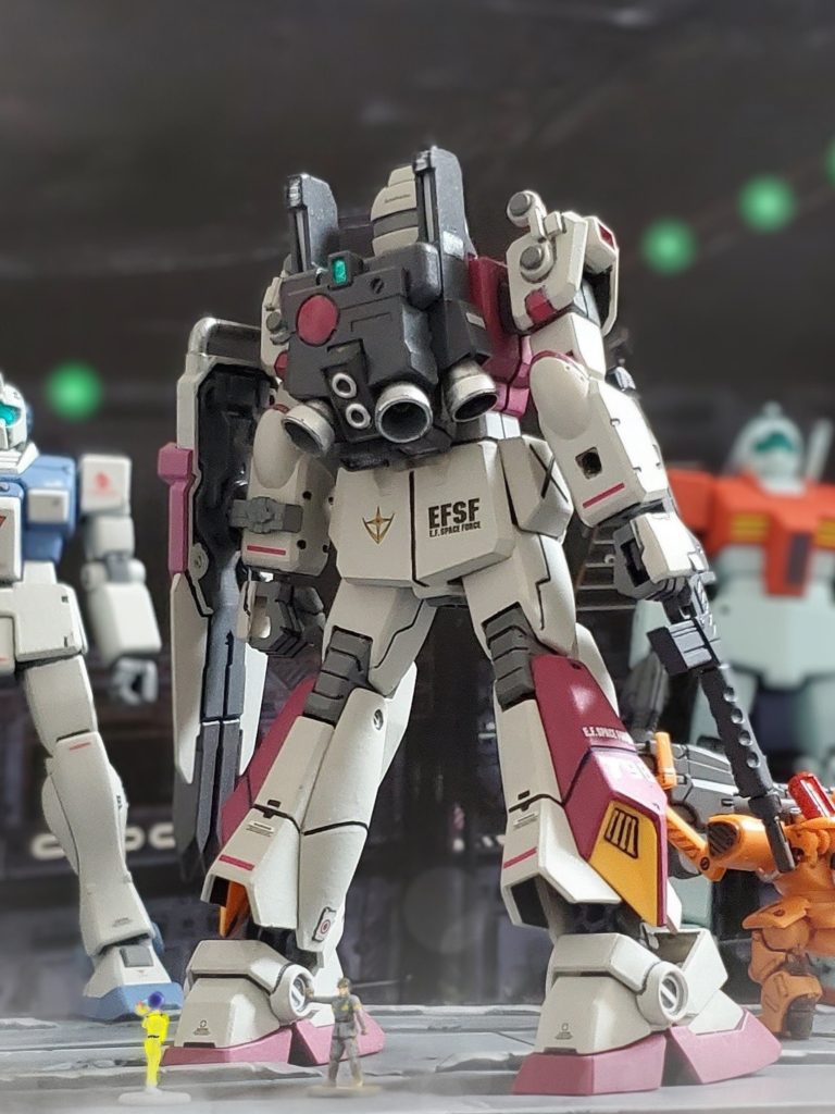 宇宙世紀0079年11月中旬、オデッサ作戦が終了して数日後、高機動特化中隊が所属するマゼラン級MS空母フジヤマに汎用試作機『ジム・ブラッドライン』が搬入された。身を呈して部隊の危機を救い宇宙に散った『彼』。彼が搭乗する予定であったジム・ブラッドラインに乗る事を選ぶシイコ少尉の姿は、彼の意思を受け継ぐかのように見え、その彼女の決意を隊長代理のスガイ中尉らは暖かい気持ちで見守っていた…🌠しかし、小柄な彼女の身の内には闇に満ちた復讐の怨念が渦巻き、コクピットに座るシイコ少尉は復讐に燃える鋭い目つきをした表情に変貌していた…🔥