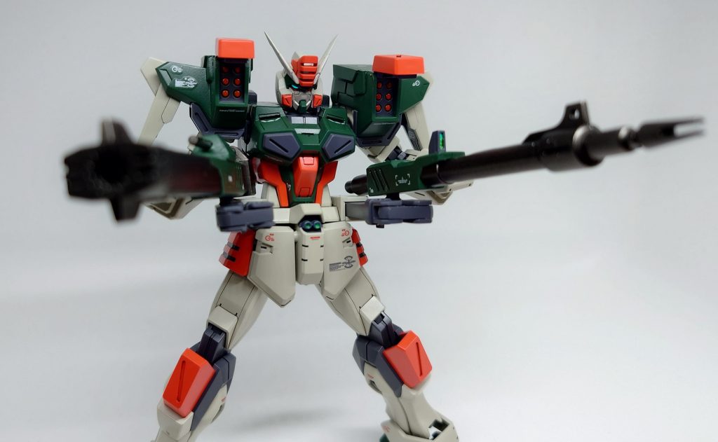 肩ミサイルハッチは可動部に真鍮線を通し、安定して可動できるよう加工しています。