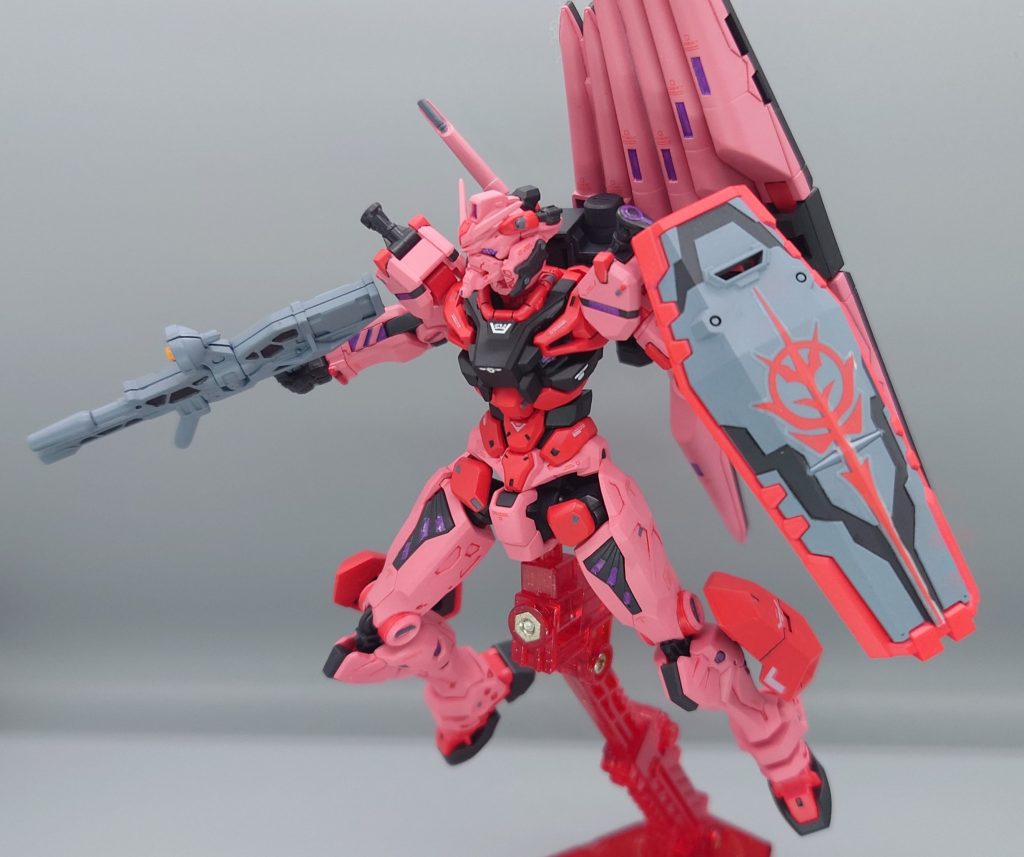 ビットがなくなっているため機動力が減っているため代わりに足にスラスターを追加しています。バックパックはフェイクνそのままです。