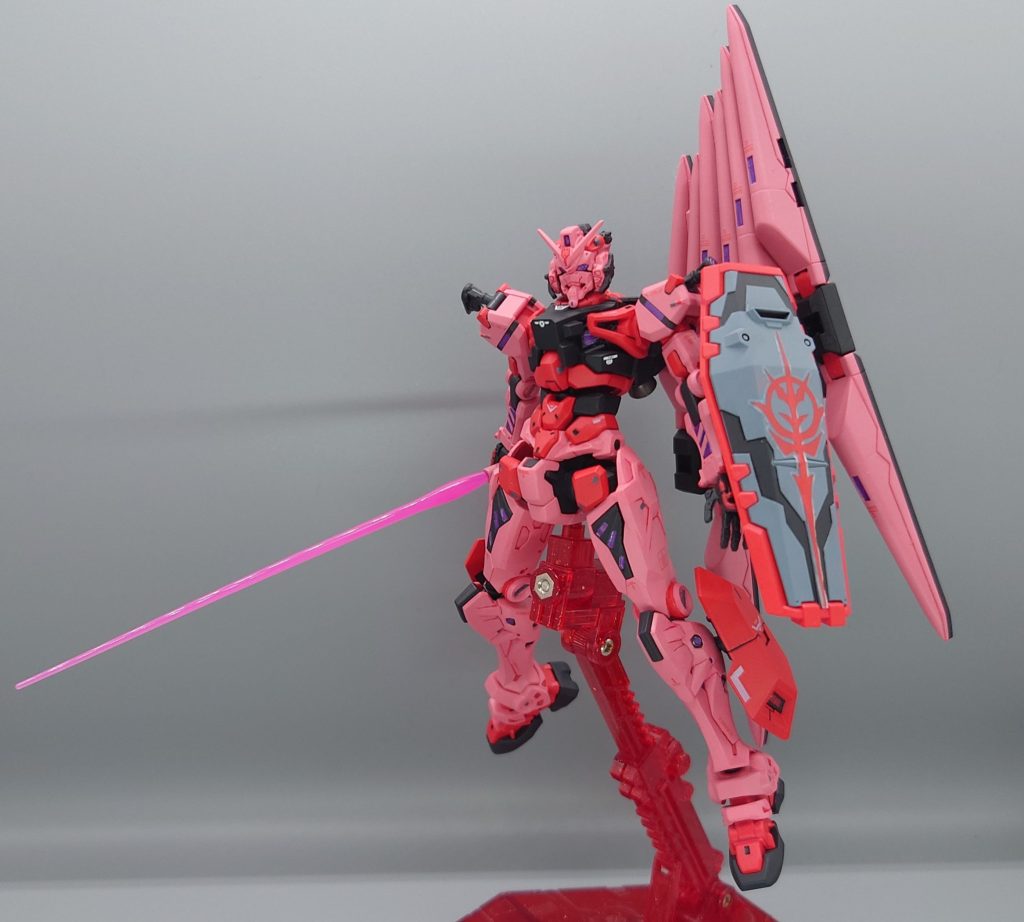 シャアピンクの色はもう少し赤よりの色にしたかったのですが、だいぶピンク寄りになってしまいました。つや消し吹いたら悪くない感じになったと思います。調色も雑にやるんじゃなく、めんどくさくても少しずつ色を混ぜながらするべきでしたね。