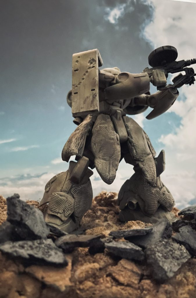マシンガンを構えるマラサイを捉える遠方からのショットをイメージしています。マラサイを後方に据え、陸戦型サザビーを前方に配置する構図を構想中です。