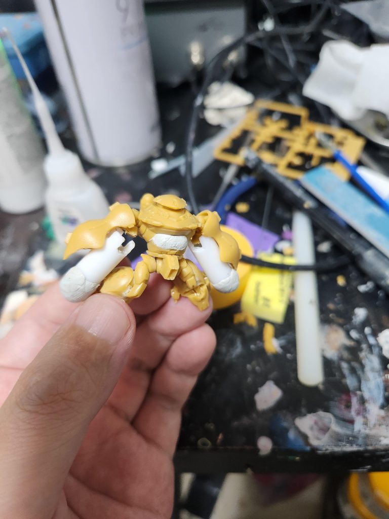 8mmのプラパイプを加工してミサイルに肩は接続部をカットしてヤスリで整えて穴をあけてアルミ線で軸打ちして欲しい角度に足の曲げはナイフで切れ目をいれて指で曲げました