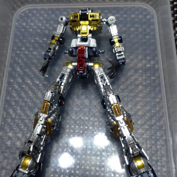 内部フレームはほとんど隠れるのに、何でか塗ってしまう。なんでだ?関節を金色に塗るのがマイブーム。RGサザビーメカニカルコアメッキ制作したせいだと思う。（1枚目）
