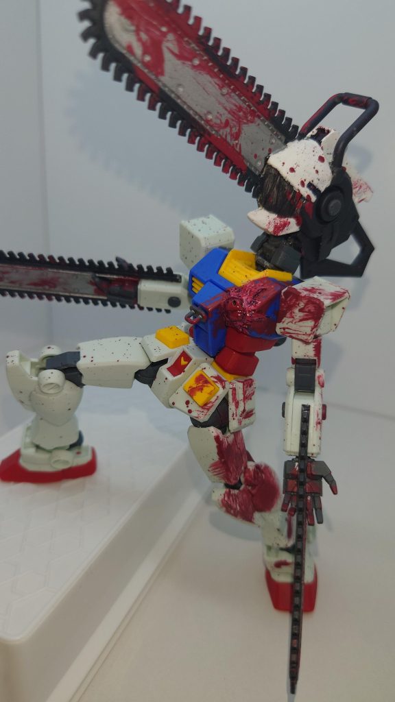 実は頭と手以外は素組みに血飛沫散らしてつや消し塗装した程度です。元ネタ関連の曲聴いて、ふと思い付き、ハロの心臓追加しました