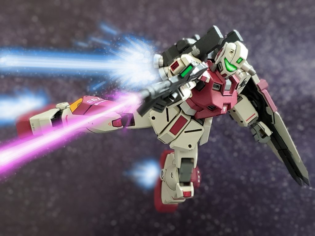 ブラッドラインに装備されたビームライフルは『G-Ⅳ計画』により試作された最新型である。従来のものより発射後の冷却速度が早く、高出力での連射を可能としていた。そして機動力は試作バックパックの大出力バーニアノズルを４基、上部にサブスラスター２基を備え、瞬時にトップ速度へ押し上げる事を可能としている。脚部側面には開発中の機体のサイドスラスターをデータ収集のため試験導入。こちらも機動速度に大きく貢献していた。