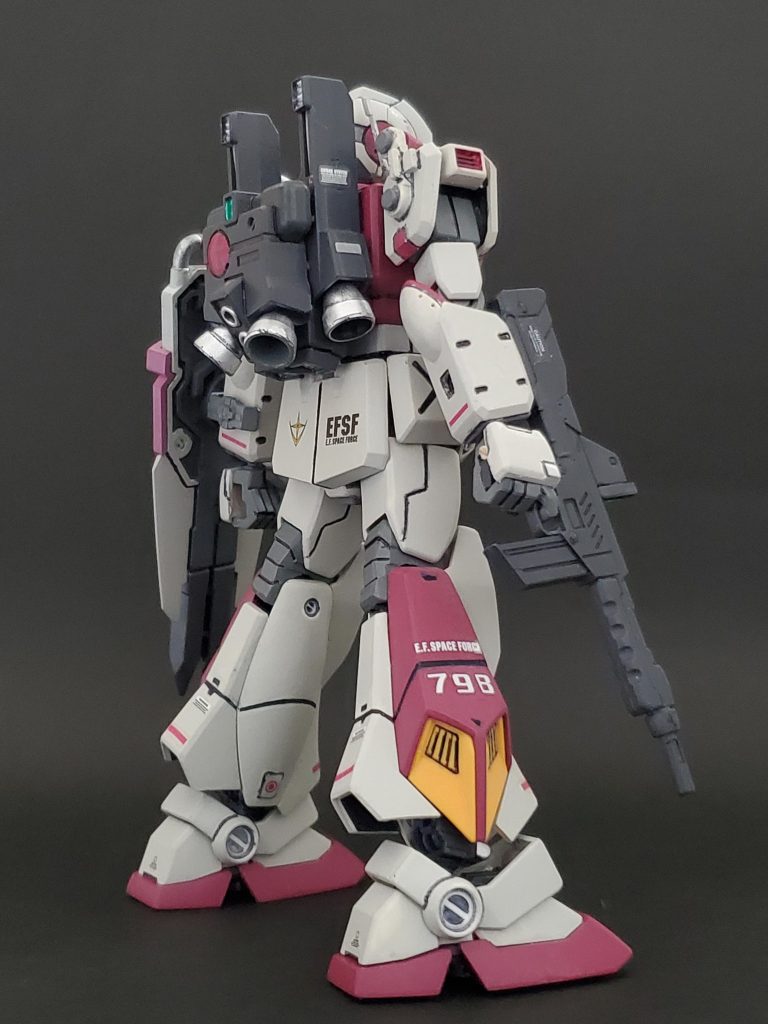 こちらが back shot~🎵機体のイメージはシイコ搭乗機なので、機動性重視と向こうの世界でのスティグマを思わせる装備のアンカーシールドを用意🎵ビームライフルはプロトNT-1を制作した際に作っておいた試作ライフルを持たせました😎✨