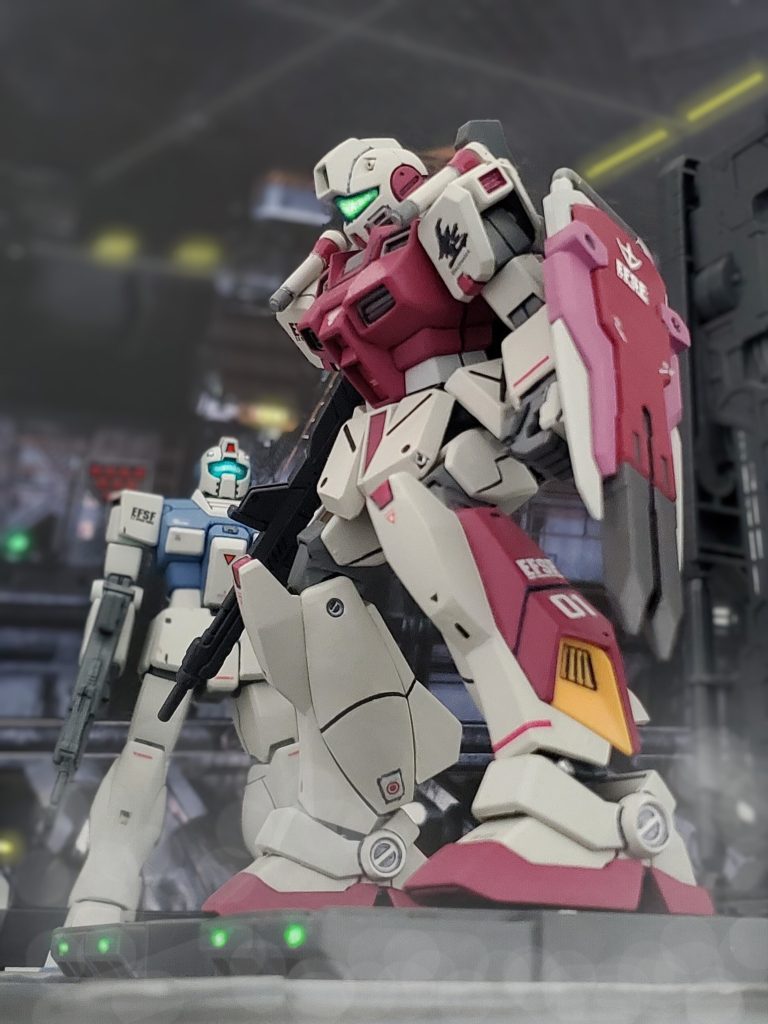 シイコ少尉の教導プログラムを終え実戦配備となったジム・ブラッドライン。発進カタパルトに乗り発艦シークエンスに入る。これまでのライトアーマー型のコンセプト同様、機動性加速性に優れた機体となった本機は、多くの試験要素を盛り込んでいた。特に駆動部の摩擦抵抗を磁気により包み込み駆動スピードを上げるという試作された新技術も組み込まれていた。特務試験部隊により、この技術を搭載したG-3ガンダムがすでにテスト運用されていたが、有用性を示すため実戦での稼働データが必要であった。そのため技術開発主任モスク・ハン博士の強い要望で、本機への採用となったのである。