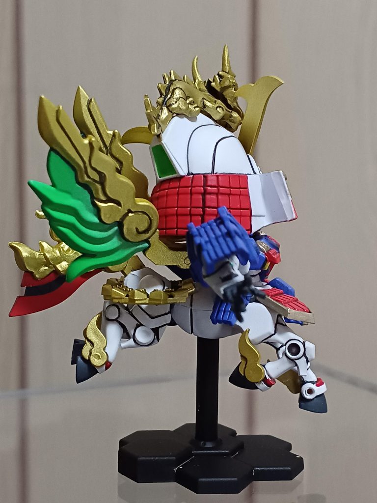 背中の羽?パーツは蛍光グリーンに白サフでグラデーションを試したのですが、分かりにくいですね(笑)もう少し、メリハリをつけてもよかったかもですね(gundam-kao5)