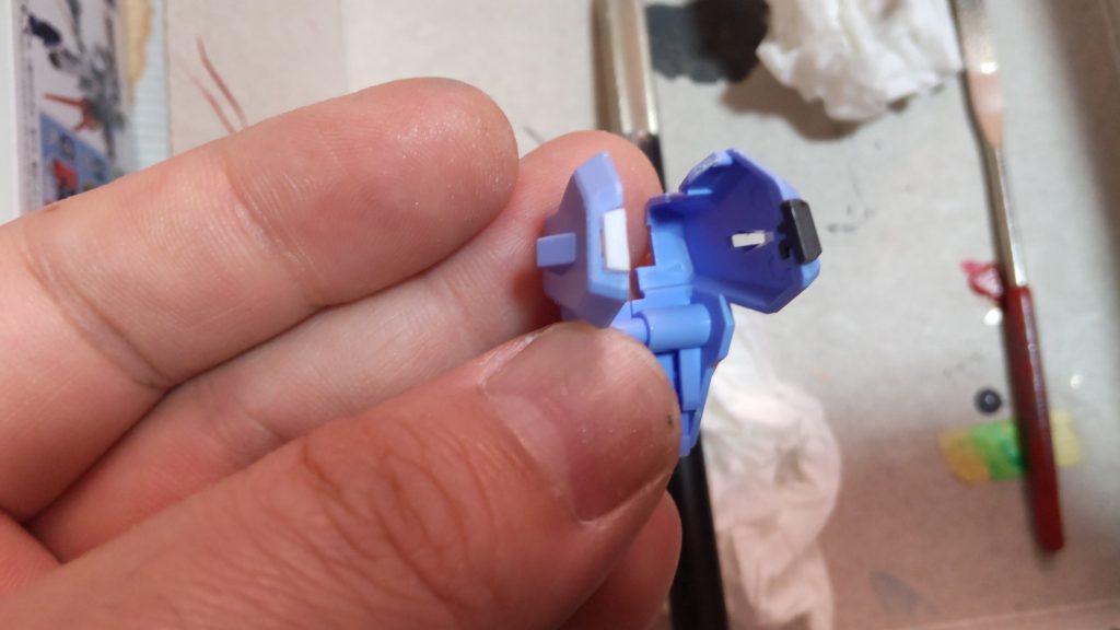 でも撮影しようとしたらパーツがなくなっている事に気付いちゃったんですよね...。仕方なく端材を貼って、部分塗装しようと思って...