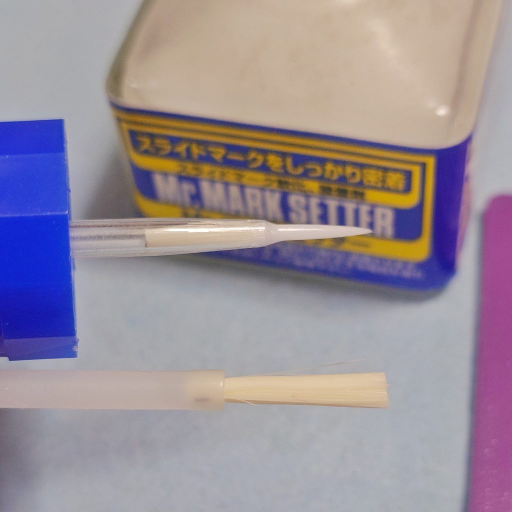 プラチップはマークセッターで貼っています。(意外と結構くっつく)ハケは別売りの接着剤用筆に差し替えるとコントロールしやすいです。