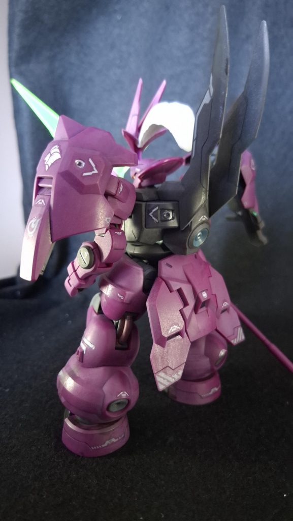 お久しぶりのガンプラ投稿です。良い出来ではないのですが生存報告ということで。前回のラーガンダムの後は別のキットを作っていたのですが、色選択をミスってこれはいかんな……となりまして。次は成形色でいこう、とグエル用ディランザをセレクト。ホビーマーカーで部分塗装してディティールアップ、スジボリも一箇所だけ練習して無難に完成……のはすが、トップコートをかけた段で思いきりかぶって(白っぽくなって)しまいました。