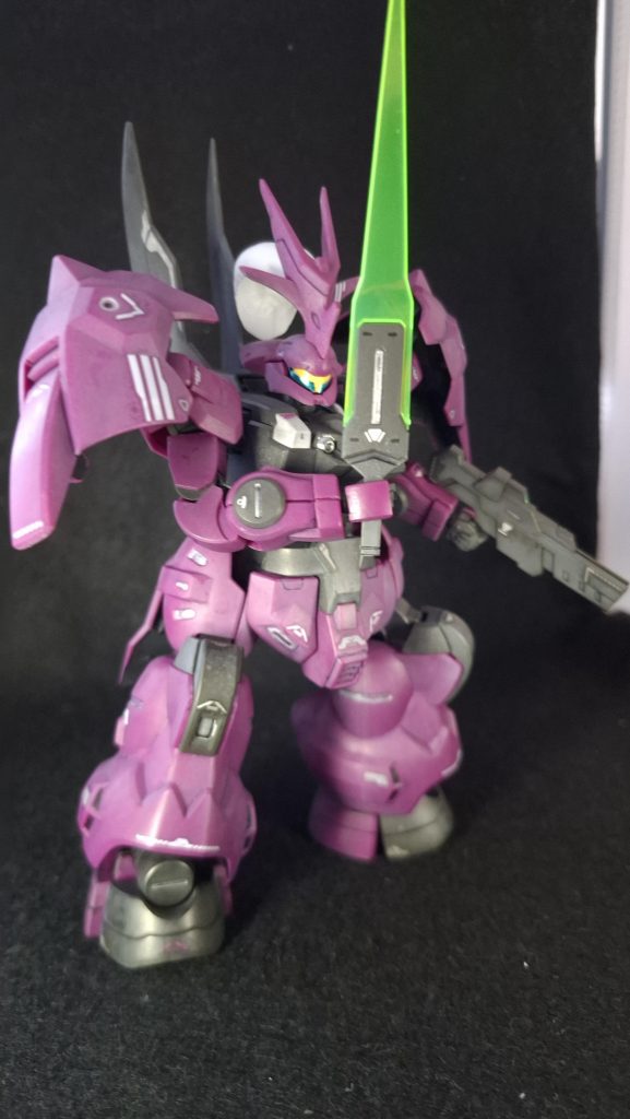 紫味のあるリアルタッチマーカーのグレー1を塗って色味はいくらかマシにはなったものの、写真で見るとやはり跡が目立ちます。悩んでしばらくほったらかしていたのですが・かぶると大変なことになります・それはそれとしてディランザ(グエル専用機)はかっこいい・水星の魔女デカールも出来がいい……ということで記事にしました。