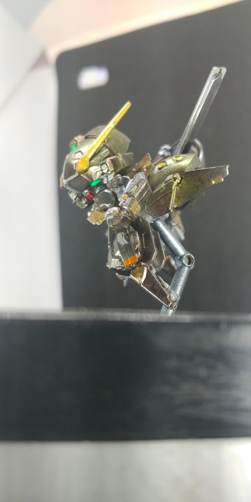  塗装、アーティファクトより大変💦 で、普通に白い機体にすると他の色と絶対滲ませる自信あるので😅メインカラーはヘビーガンメタリックにその上から今回も新色のパールゴールドを全体的に塗りました