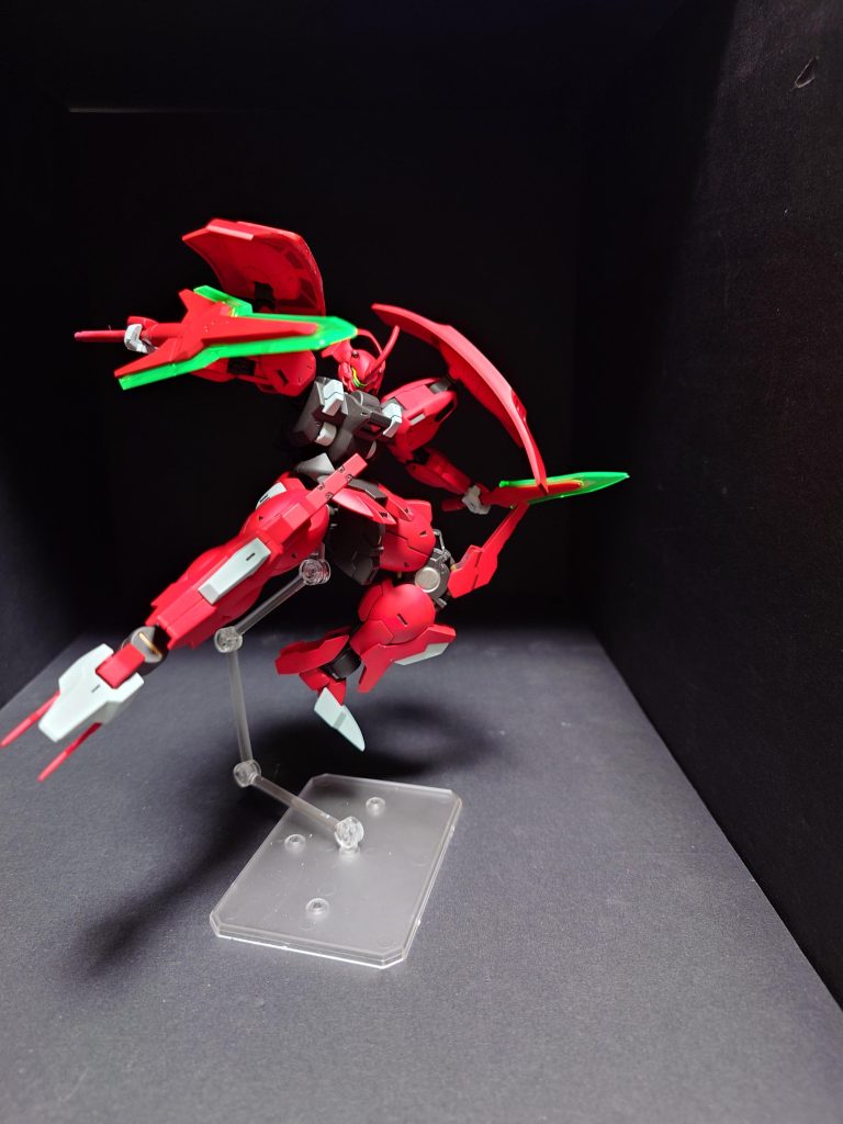 取説のポージングを二枚ほどこちらの写真も足パーツが外れそうに無かったので諦めてます。