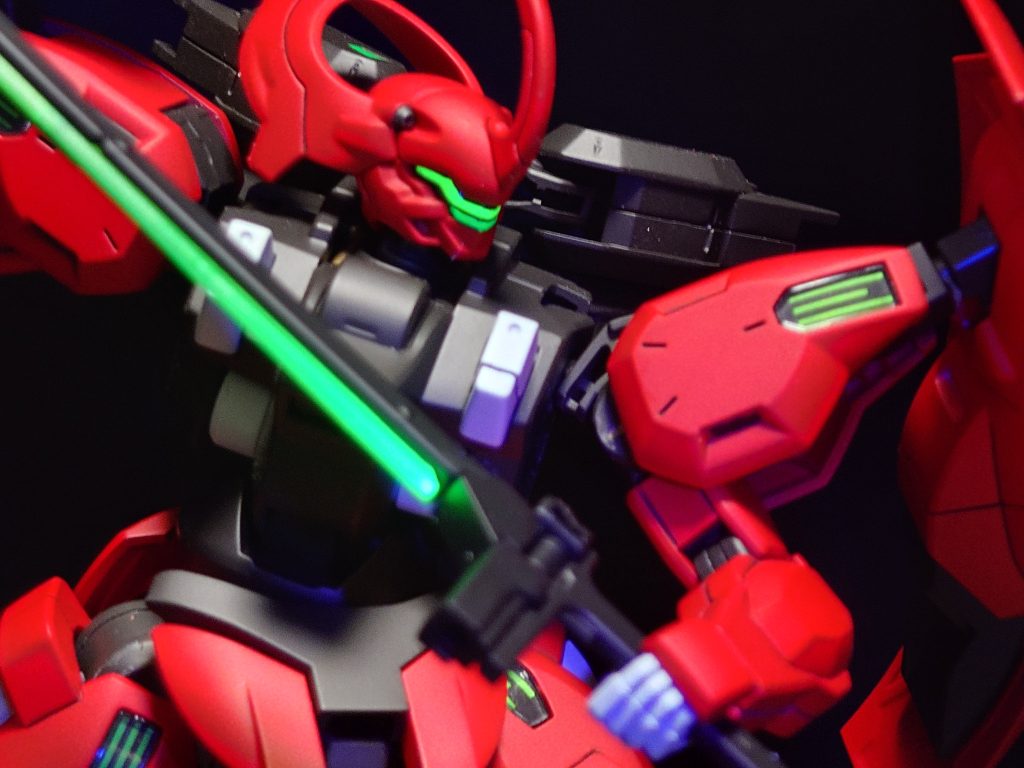 カメラアイ等一部は発光するようにしてます。写真写りもあってか色がわかりづらいのは気にしないでもらえるとありがたいです。 今回はダリルバルデの製作でしたが劇中のイメージだともっと全体的にごついイメージでしたが上半身が意外と細く感じて驚きました。今回は運よくオプションパーツが手に入ったので残りの2機も作っていきたいと思ってますので次回以降もよろしくお願いします。 ご覧いただき、ありがとうございました。