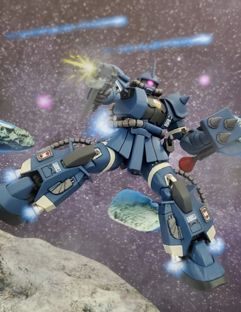 次々にザクを撃破するシイコ少尉のブラッドラインの前に、隊長機と思われる高機動型ザクが対峙‼️『お前の相手は私がする❗』と言わんばかりにブラッドラインの前に敢然と立ち塞がり攻撃を仕掛けてきた。その高機動型ザクの背後には艦隊に向かっていくザク部隊の姿…。この隊長機と思われるザクも、仲間のために身を犠牲にして盾になろうとしているのか……その姿が自分達を逃がすため散った『彼』の姿と重なり、一瞬、正気を戻すシイコ。そして彼女の目から涙が溢れだす…😢