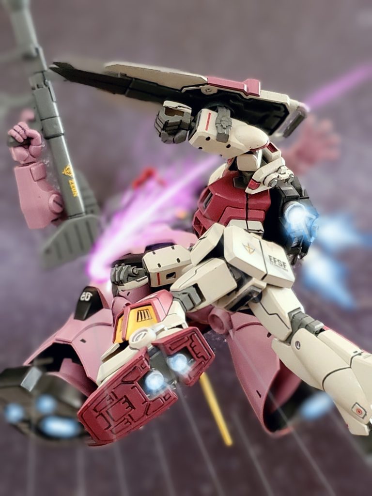 そして敵機に獣のように襲いかかるジム・ブラッドライン❕瞬く間にビームサーベルで両断される敵のリック・ドム。想定外のアンカーシールドの使用方法に『流石は部隊のエースだ🎵』と喜んでいたチームメイトであったが、この戦法で戦う姿を何度も見る内に、その狂気的な戦いぶりに不安と恐怖を感じるようになっていった。シイコ少尉がMS搭乗時に、心の奥にある『彼』を失った復讐心が強くなり狂気的な人格に変貌している事にスガイ中尉は、ようやく気付く…。怨念に染まり自らの生命を省みず戦うその姿は、敵味方から『血染めの魔女🧙‍♀️』と呼ばれ、双方から恐れられるようになるのであった…。