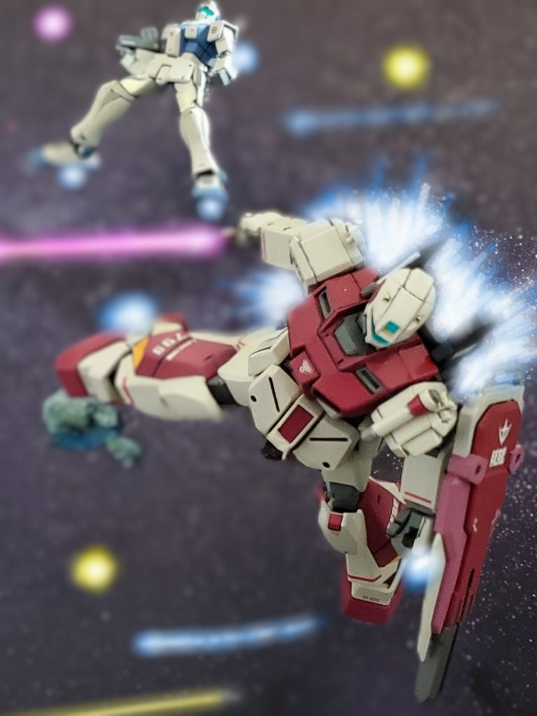 怨念に駆られ憎悪の固まりと化し危険な戦いをするシイコ少尉。部隊を指揮するスガイ中尉は、そんな彼女の心を救い出したいと思いつつ戦場で見守っていた…。そんな時、艦隊司令部より前線部隊に通信が入る。暗礁宙域防衛を担当するBチームMS部隊が撃破され、敵MS部隊が艦隊に接近中との事‼️この緊急事態に司令部は、足の速い高機動特化中隊に突破してくる敵MS部隊の迎撃を指令する。命令が下るやいなや、シイコ少尉は姿勢制御で機体を素早く旋回させる。そして、バーニア全開で暗礁宙域へと飛び立つブラッドライン❕スガイ中尉が単独では危険と制止するが、加速性能が段違いのブラッドラインは瞬く間に見えなくなっていく。