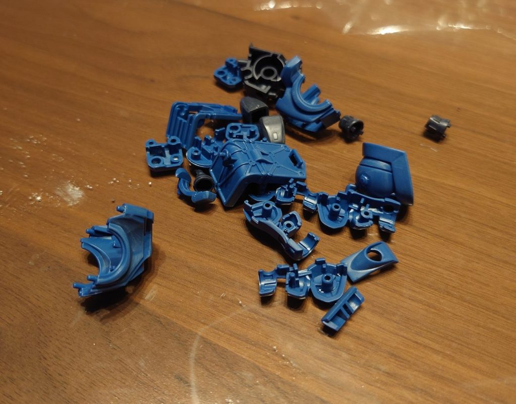 取説を見て組む順番を考えながらパーツごとに色塗りしていきます。特に改造はしないので仮組はしません。