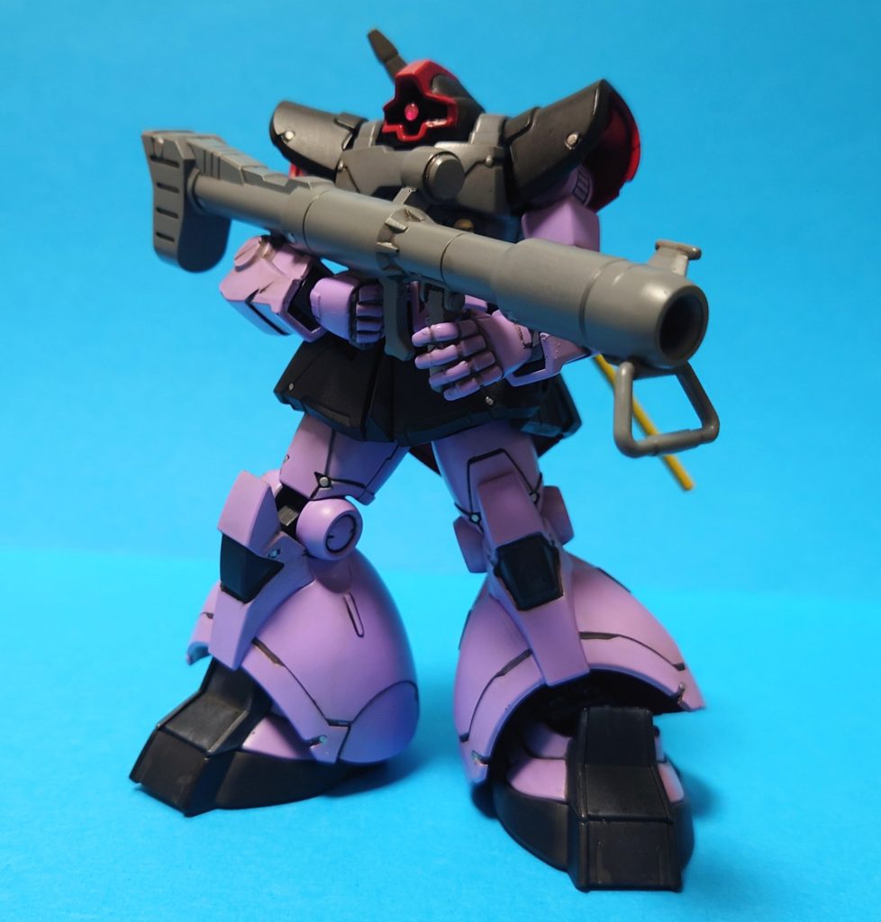 旧キットの箱絵的なバズーカを胸の前で抱え持ちのポーズ。
