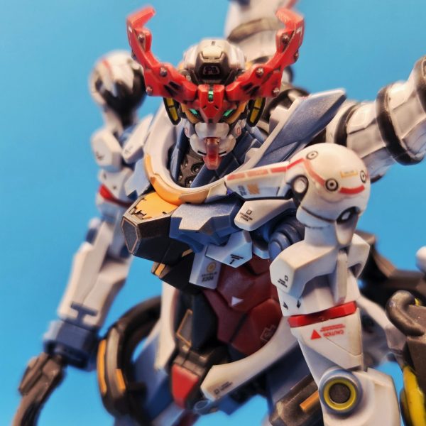 ジークアクスを成型色でメカメカしく