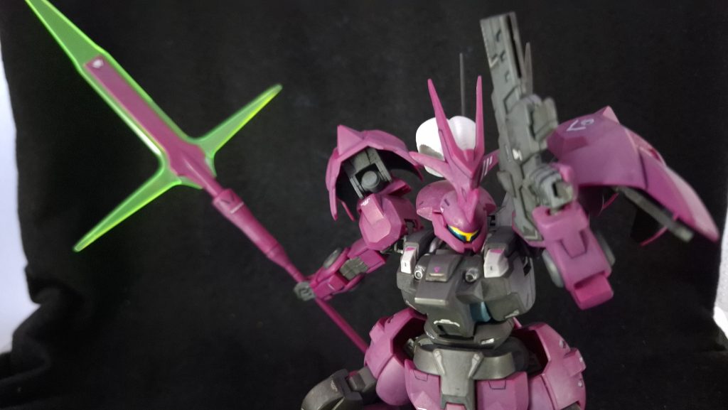 作ってみて感じるのは肩部シールドの良さ。十文字槍のビームパルチザンと合わせて鎧武者のようなデザインの良さに加え、ビームライフルとビームトーチがそれぞれ収納できる機能性。定番の背中や腰以外の場所かつ取り出しやすいのが素晴らしいです。作例に従って貼ったデカールも色の選択から位置から絶妙で、この出来でもなおかっこうよく機体を引き立ててくれています。