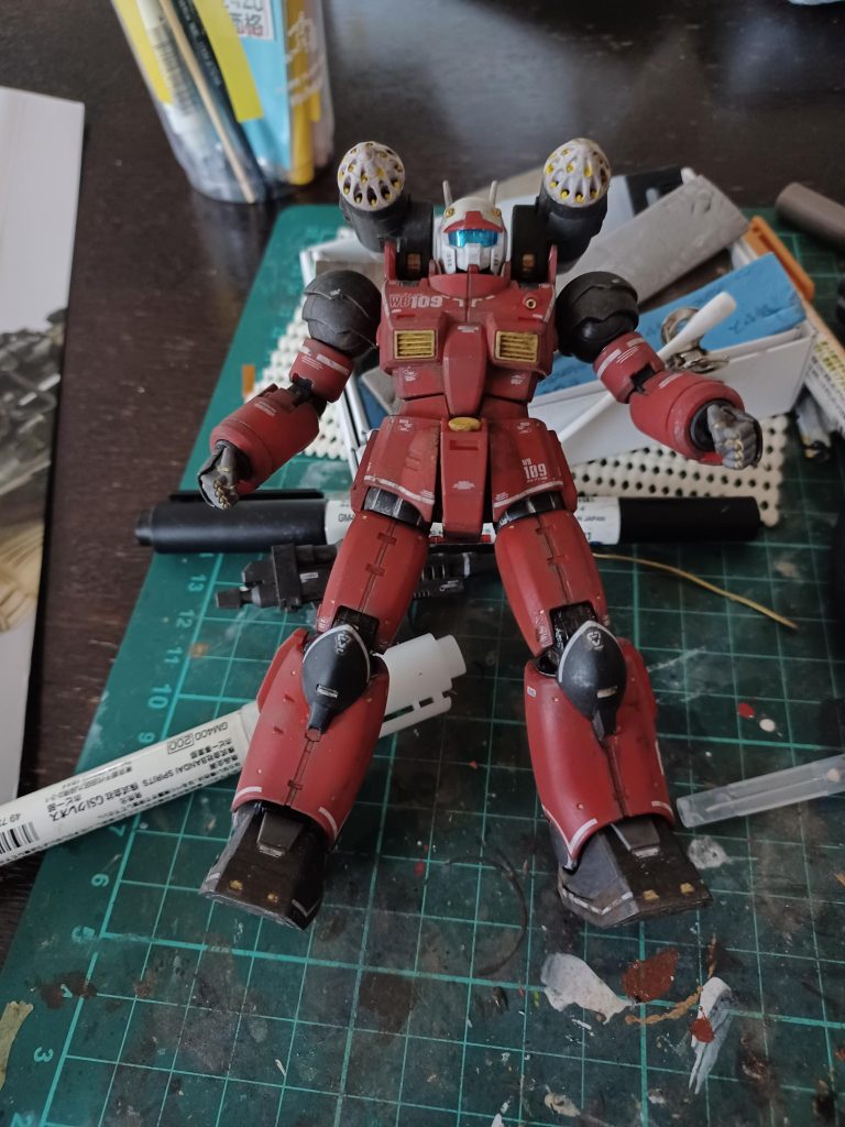 月のグラナダで文字通りポッキリと割れてしまった私の心が、酸素欠乏症を患ってしまったテム・レイのようにならなかったのは、ここのお陰です。そうです。ここです。GUNSTAのお陰なのです。日々、皆様の製作される素晴らしい出来映えのガンプラを拝見しておりますと、少しずつですが製作意欲が戻ってきたのです。 皆様のお陰で、私は破損したパーツを取り寄せる事が出来、怪しげなチャイナ製のデカールを購入し、完成させる事が出来たのです。