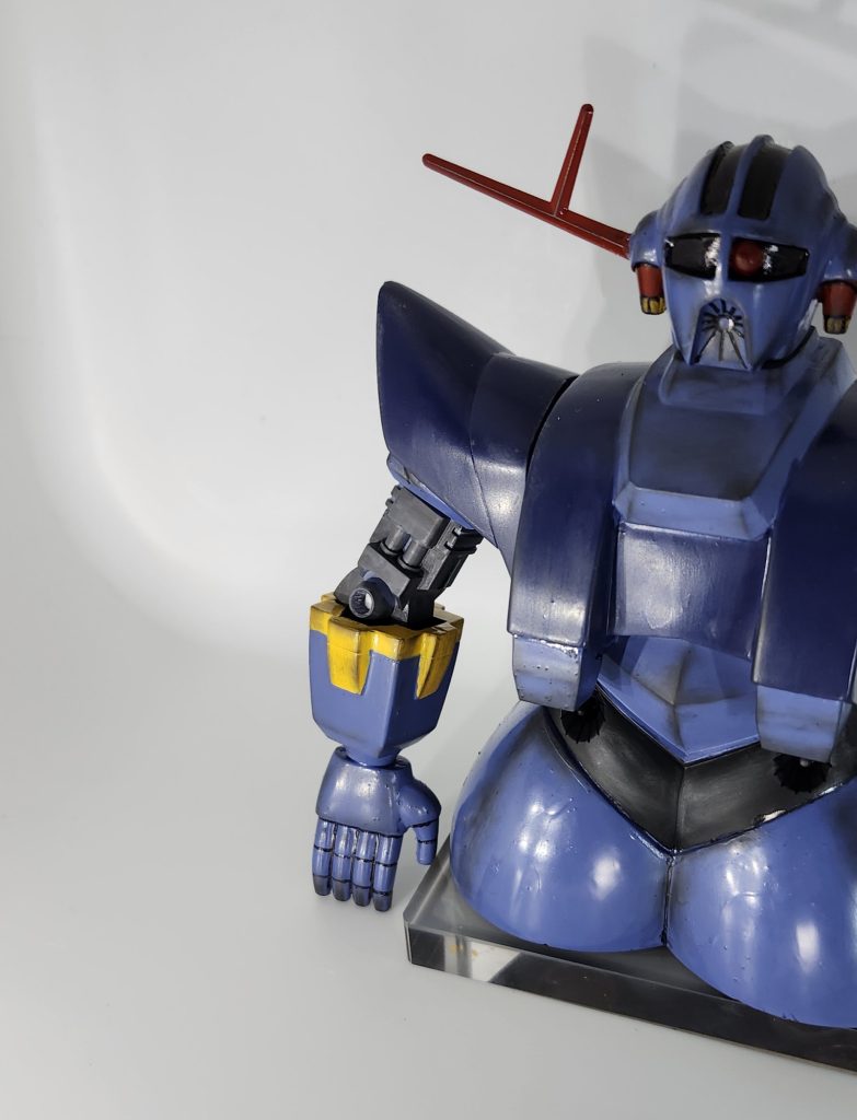 特に肘関節を少し曲げれるように改造したのでポージングに少しアクセントを付けることが出来ます。