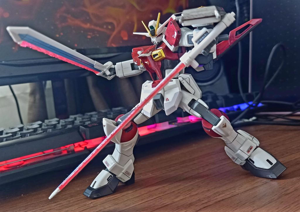 想定してたより暗い赤色になったのですが、これはこれでかっこいいかなと!思い出の機体をカッコよく仕上げられて大変満足でした。今後もSEED系の機体のジャンク品を見かけたら改修に挑戦していきたいです!