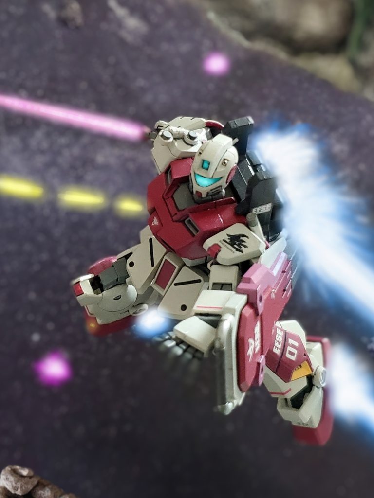 だが怨念に囚われたもう一人のシイコが再び姿を現し、彼女の身体を支配し表情が変化する👿。『そんなものを今さら見ても、今の私は止められないわ‼️』そう言い放つと、シイコ少尉はブラッドラインを急加速させ高機動型ザクに襲いかかるのであった…💫以上、私の妄想イメージによる『血染めの魔女』ことシイコ・ミナガワ少尉の操るブラッドラインの姿でした～🙌🎶ええ～…またしても妄想が膨れすぎてしまい、１回の投稿では妄想ストーリーを完結させられませんでした～🤣💦という訳で16コマ全て使いきり、今回は前編として描かせて頂きました。後編も現在撮影進行中～🎥✨スタッフ一同？急ピッチで仕上げようと頑張っております🤭🎵完成したら是非後編も堪能して頂けたらと思います👍️今回も長～い妄想投稿に最後までお付き合い下さりありがとうございました✨🙇✨