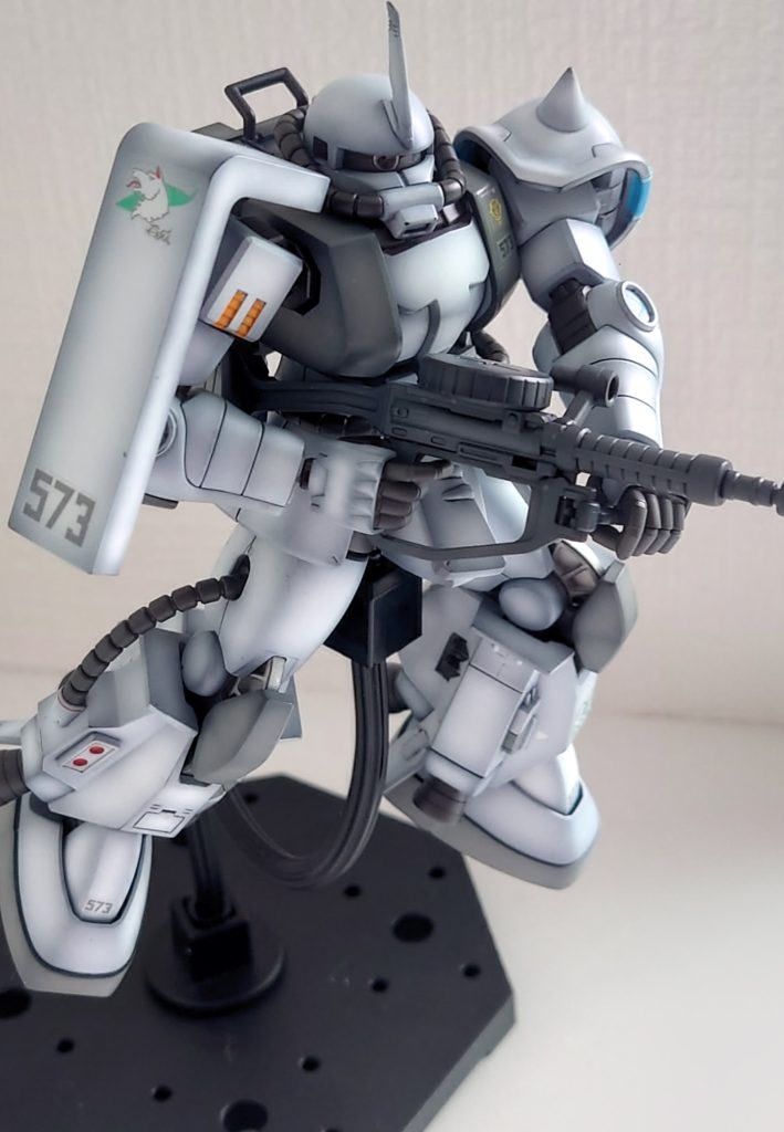 基本いつもの素組みですがブレードアンテナとモノアイをちょこっとイジってます。左肩のパーソナルマークのシール…(画像には写っていませんが)噂には聞いていましたが…うまく貼れていません。 