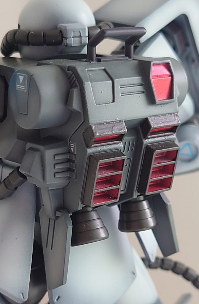 HGの06R系のザクってバックパックの塗り分けが大変💦苦手な筆塗りでムラだらけです😥