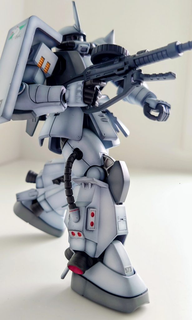 旧キット箱絵風ポーズ。小学生の頃、近所のスーパーのおもちゃ売り場で初めて黒い三連星のザクを見たトキは衝撃でした。以降、今でも06R型のザクは大好きな機体なのですがバリエーションが増えすぎて追いきれません。