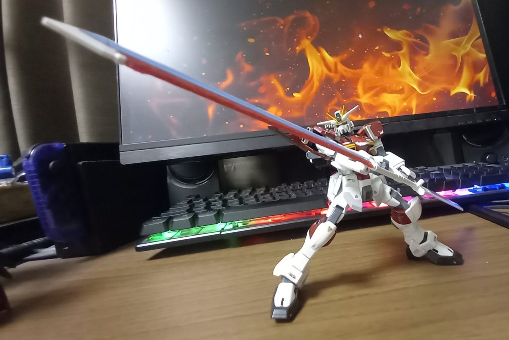 肩関節はボールデンボールアームズを移植してボールジョイントにしてあります。関節部分の加工は初めてだったのですが、可動範囲が上がるとポーズのキレが格段に良くなって楽しいですね...サンライズ立ちもこの通り!