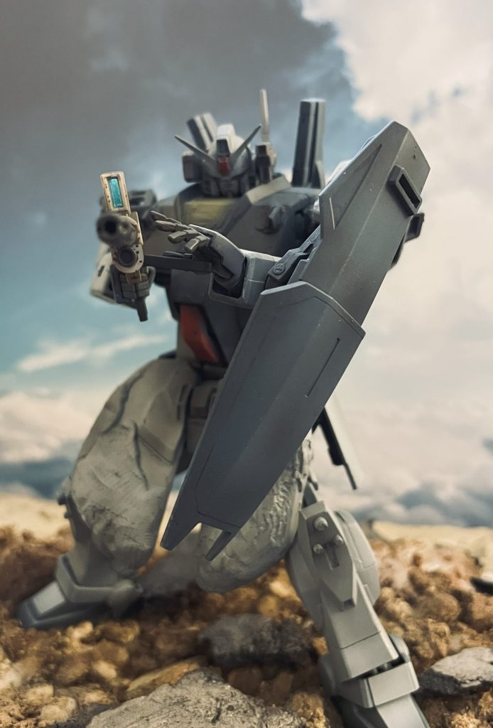 上半身をMGガンダムVer 1.0、四肢を陸戦型ガンダムから援用しています。HGガンダムMk-IIの脚部はすらりと長い造りとなっており陸戦型のイメージにそぐわないと考え、四肢を陸戦型ガンダムから採用することとしました。陸戦型ガンダムの背嚢を各パーツにばらして腰部アーマーの再現を試みています。ミディアムブルーで全体を塗装後、グレーFS36375 (米空軍機迷彩色)を被せています。
