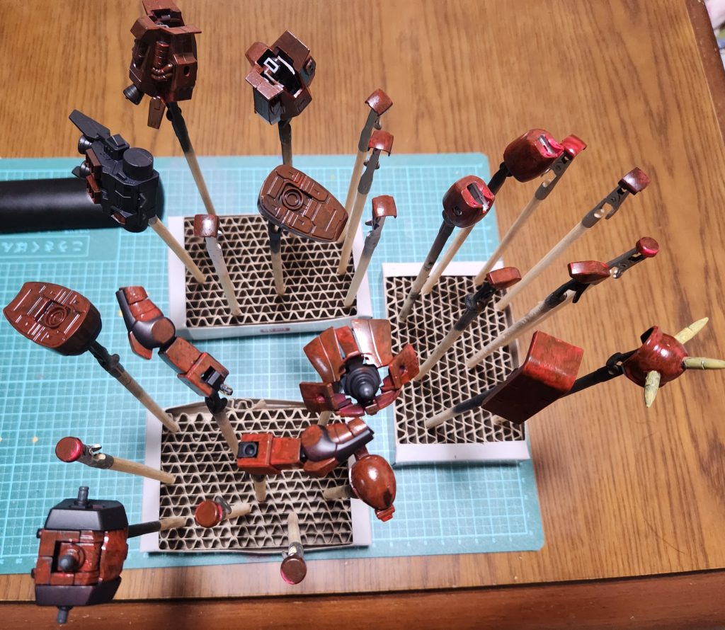 本塗装1回目。サイトを見よう見まねでやったんですがもうちょい調べると中間色は赤色を発色させるならもう少し暗めの色(茶色とか)でも良かったそうな…ちなみに本体の黒部分は黒サフ吹いたのをそのまま塗装扱いにしてあります(サボった訳じゃないです)。