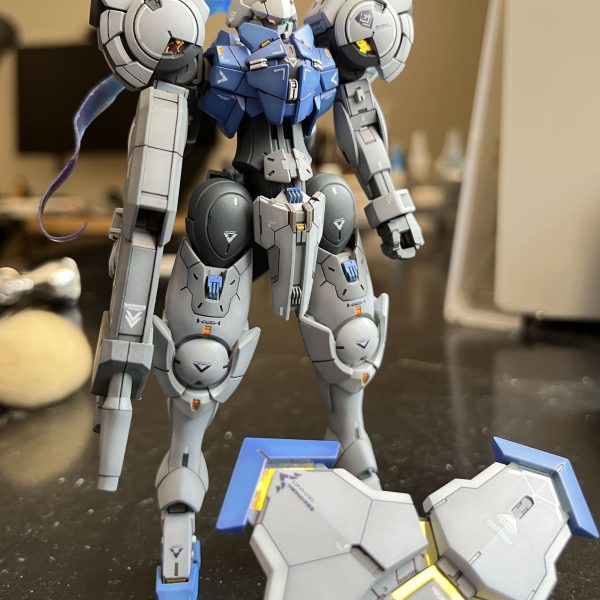 本体はひとまず完成したと言っていいだろう。(gundam-kao2)青がまだ紫っぽくない気もするけど、とりあえずこれで。（2枚目）