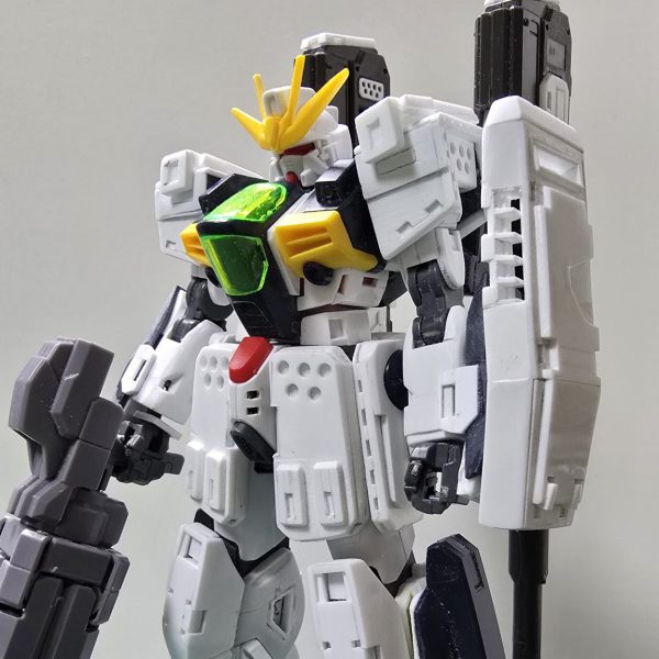 ひたすらプラ材を削る盛るの繰り返しで大まかな形が出来上がって来ました。この後、軽くサフを吹いてバランスを見ながらの詰め作業です。パテの歌声なのにパテ成分皆無ですわ（笑） （1枚目）