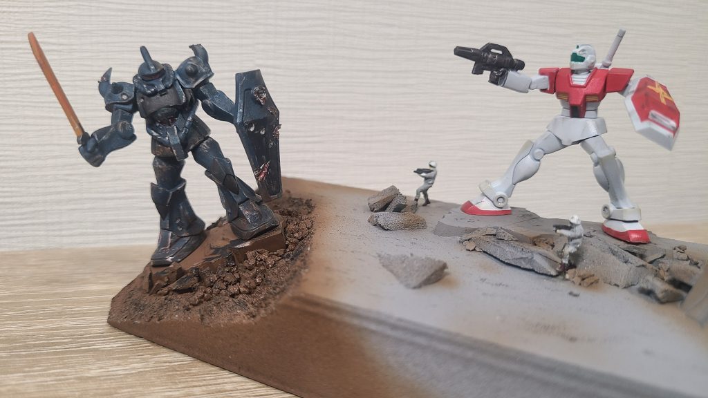 グフは汚し、ダメージ加工、ヒートソードが付いてないのでランナーを削って自作。