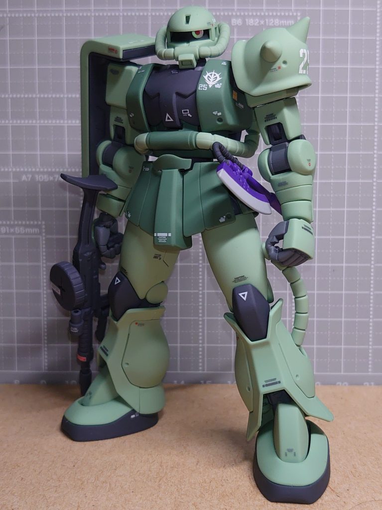 リバイブザクはこれまで何機か製作していますが、全てカスタムしてしまってました。ですので今回初めて量産カラーのままで作りました(・ω・)